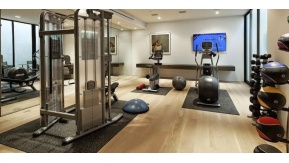 Có nên lắp sàn nhựa cho phòng tập gym không ?